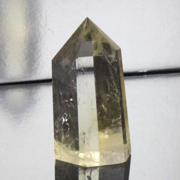 【天然石の意味・言われ】スモーキークォーツ[煙水晶]：理想を現実化する、無気力な自分からの脱却、悪癖の改善。争い事に勝つ。【サイズ】 62mm×30mm×25mm（原石の最長部計測）【重量】 78g【産地】 ブラジル■天然石情報：スモーキー...