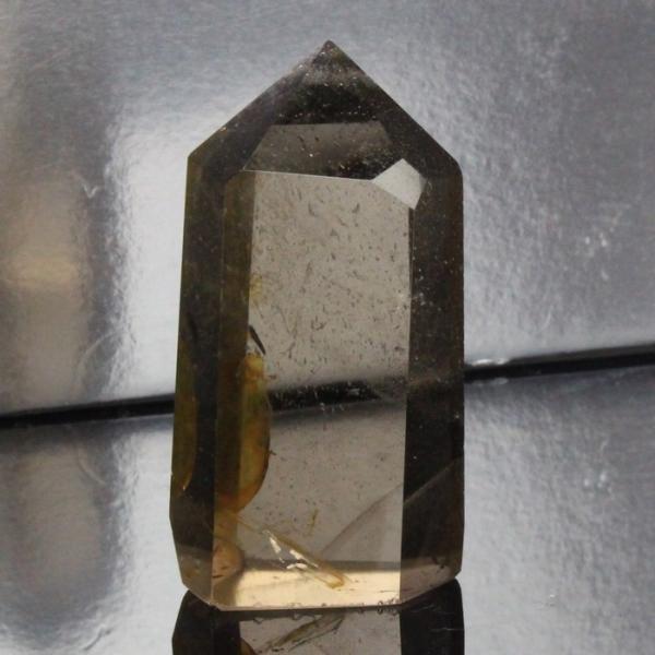 【天然石の意味・言われ】スモーキークォーツ[煙水晶]：理想を現実化する、無気力な自分からの脱却、悪癖の改善。争い事に勝つ。【サイズ】 57mm×27mm×22mm（原石の最長部計測）【重量】 59g【産地】 ブラジル■天然石情報：スモーキー...