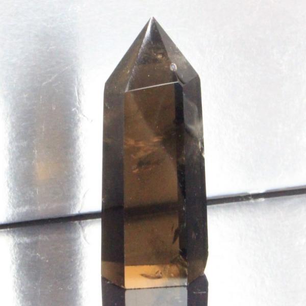【天然石の意味・言われ】スモーキークォーツ[煙水晶]：理想を現実化する、無気力な自分からの脱却、悪癖の改善。争い事に勝つ。【サイズ】 65mm×25mm×23mm（原石の最長部計測）【重量】 65g【産地】 ブラジル■天然石情報：スモーキー...