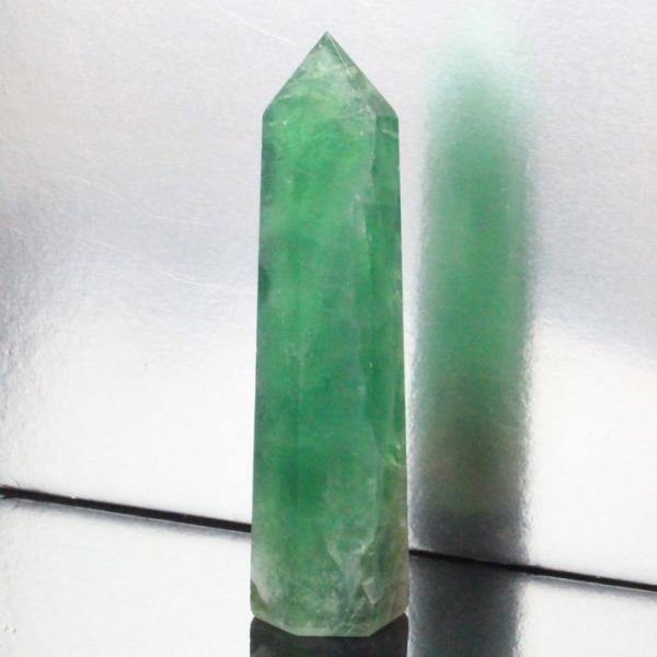 【天然石の意味・言われ】フローライト[蛍石]：精神を集中させ直感力を高め未来を指し示す・清浄な心【サイズ】 111mm× 27mm× 23mm（原石の最長部計測）【重量】 143g【産地】中国 浙江省■天然石情報：フローライト■石言葉（意味...