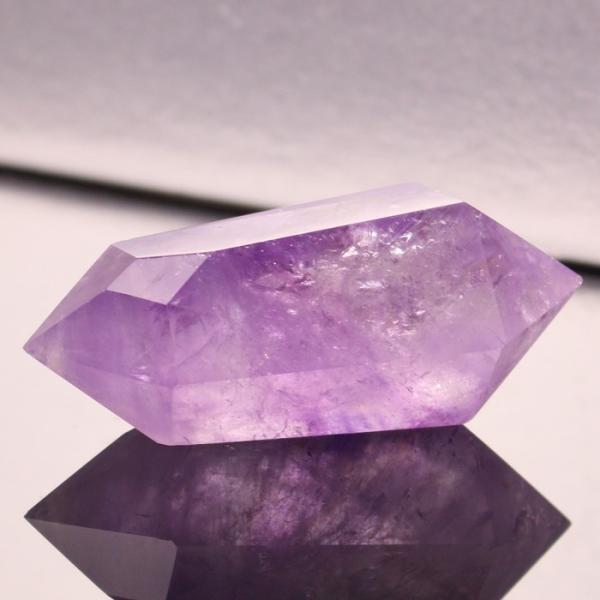 【パワーストーンの意味・言われ】アメジスト[紫水晶]：真実の愛、直感力を高める・強い魔よけのパワー【サイズ】 68mm× 27mm× 26mm（原石の最長部計測）【重量】 69g【産地】 ブラジル■天然石情報：アメジスト■石言葉（意味・効果...
