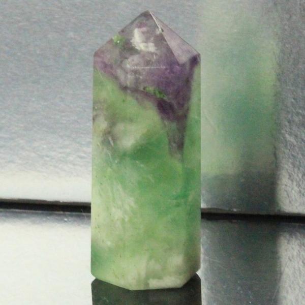 【パワーストーンの意味・言われ】フローライト[蛍石]：精神を集中させ直感力を高め未来を指し示す・清浄な心【サイズ】 49mm× 19mm× 17mm（原石の最長部計測）【重量】 34g【産地】中国 浙江省■天然石情報：フローライト■石言葉（...