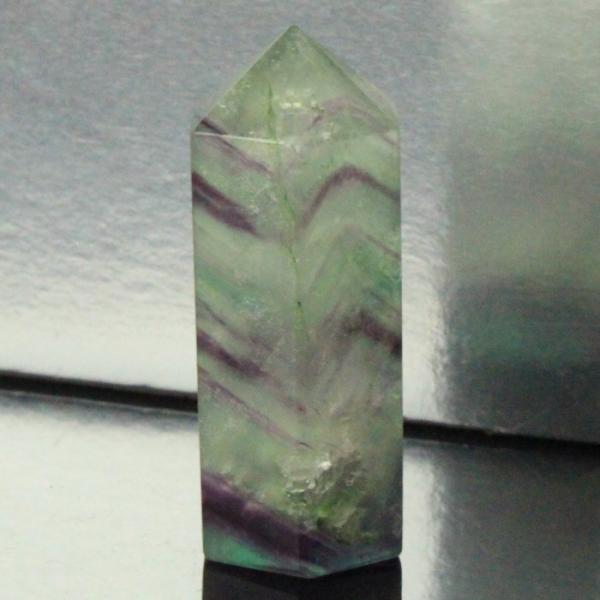 【パワーストーンの意味・言われ】フローライト[蛍石]：精神を集中させ直感力を高め未来を指し示す・清浄な心【サイズ】 50mm× 20mm× 19mm（原石の最長部計測）【重量】 39g【産地】中国 浙江省■天然石情報：フローライト■石言葉（...