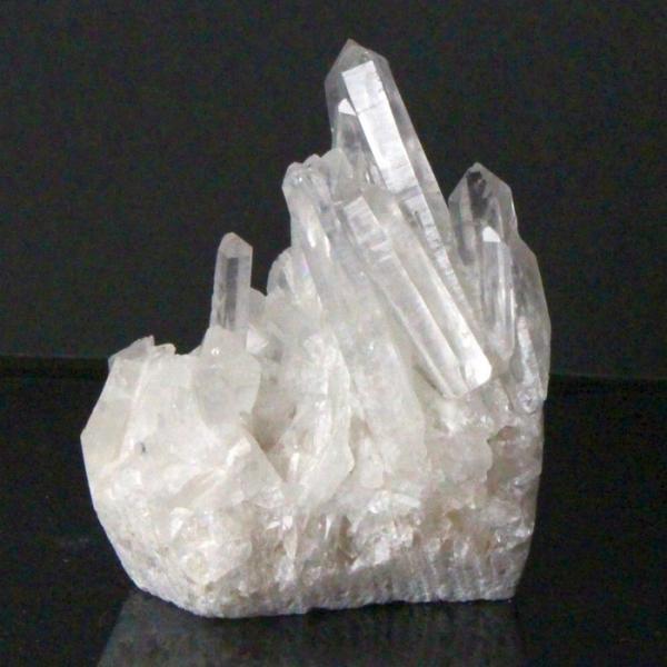 【パワーストーンの意味・言われ】水晶　クラスター[クォーツ]：浄化・幸せをもたらす天然石の基本・自己成長の象徴【サイズ】 64mm× 52mm× 33mm（原石の最長部計測）【重量】 107g【産地】　中国 四川省■天然石情報：水晶■石言葉...