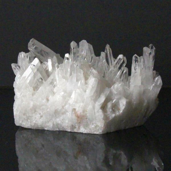 【パワーストーンの意味・言われ】水晶　クラスター[クォーツ]：浄化・幸せをもたらす天然石の基本・自己成長の象徴【サイズ】 87mm× 52mm× 46mm（原石の最長部計測）【重量】 232g【産地】　中国 四川省■天然石情報：水晶■石言葉...