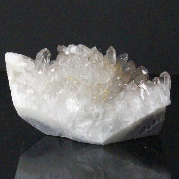 【パワーストーンの意味・言われ】水晶　クラスター[クォーツ]：浄化・幸せをもたらす天然石の基本・自己成長の象徴【サイズ】 70mm× 58mm× 38mm（原石の最長部計測）【重量】 201g【産地】　中国 四川省■天然石情報：水晶■石言葉...