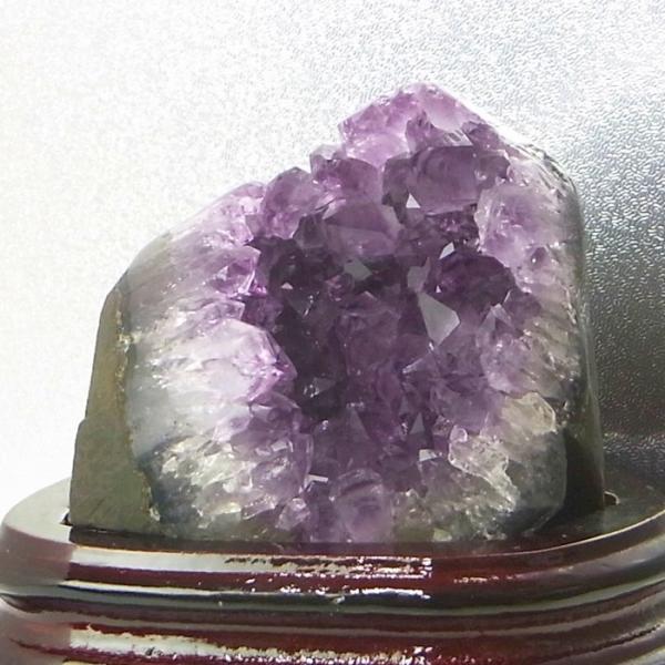 【パワーストーンの意味・言われ】アメジスト[紫水晶]：真実の愛、直感力を高める・強い魔よけのパワー【サイズ】 91mm×88mm×77mm（原石の最長部計測）【重量】 874g【産地】 ブラジル■天然石情報：アメジスト■石言葉（意味・効果）...