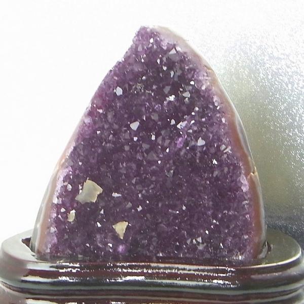 【パワーストーンの意味・言われ】アメジスト[紫水晶]：真実の愛、直感力を高める・強い魔よけのパワー【サイズ】 97mm×96mm×61mm（原石の最長部計測）【重量】 898g【産地】 ブラジル■天然石情報：アメジスト■石言葉（意味・効果）...