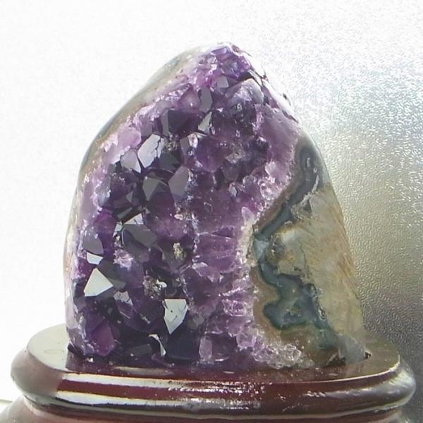 【パワーストーンの意味・言われ】アメジスト[紫水晶]：真実の愛、直感力を高める・強い魔よけのパワー【サイズ】 93mm×79mm×71mm（原石の最長部計測）【重量】 824g【産地】 ブラジル■天然石情報：アメジスト■石言葉（意味・効果）...