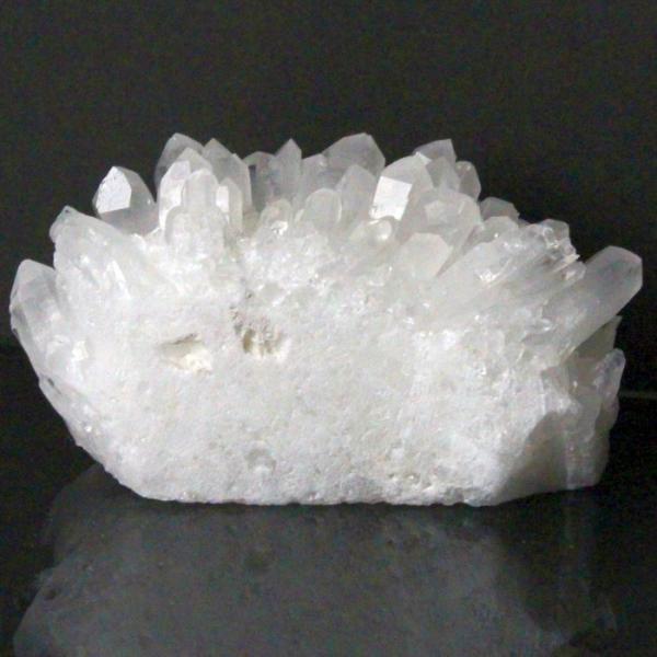 【パワーストーンの意味・言われ】水晶　クラスター[クォーツ]：浄化・幸せをもたらす天然石の基本・自己成長の象徴【サイズ】 75mm× 48mm× 44mm（原石の最長部計測）【重量】 188g【産地】　中国 四川省■天然石情報：水晶■石言葉...