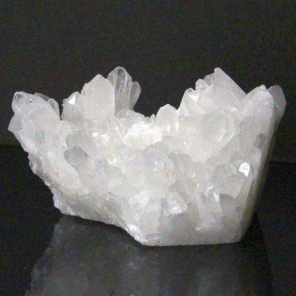 【パワーストーンの意味・言われ】水晶　クラスター[クォーツ]：浄化・幸せをもたらす天然石の基本・自己成長の象徴【サイズ】 76mm× 57mm× 42mm（原石の最長部計測）【重量】 171g【産地】　中国 四川省■天然石情報：水晶■石言葉...