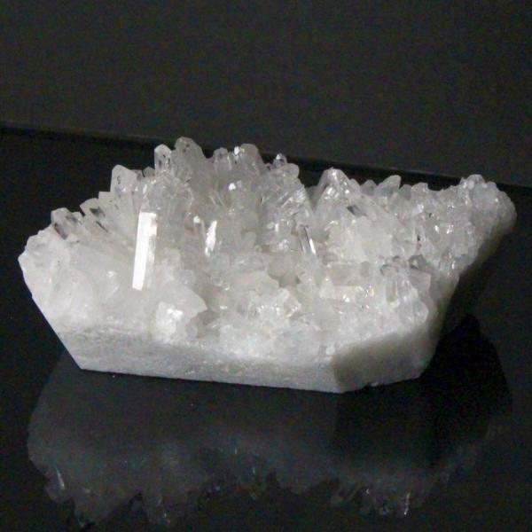 【パワーストーンの意味・言われ】水晶　クラスター[クォーツ]：浄化・幸せをもたらす天然石の基本・自己成長の象徴【サイズ】 69mm× 48mm× 33mm（原石の最長部計測）【重量】 135g【産地】　中国 四川省■天然石情報：水晶■石言葉...