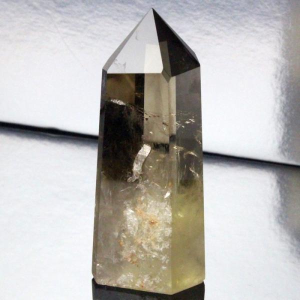 【パワーストーンの意味・言われ】スモーキークォーツ[煙水晶]：理想を現実化する、無気力な自分からの脱却、悪癖の改善。争い事に勝つ。【サイズ】 77mm×31mm×22mm（原石の最長部計測）【重量】 77gブラジル■天然石情報：スモーキーク...