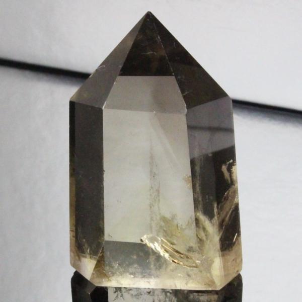 【パワーストーンの意味・言われ】スモーキークォーツ[煙水晶]：理想を現実化する、無気力な自分からの脱却、悪癖の改善。争い事に勝つ。【サイズ】 60mm×36mm×24mm（原石の最長部計測）【重量】 84gブラジル■天然石情報：スモーキーク...