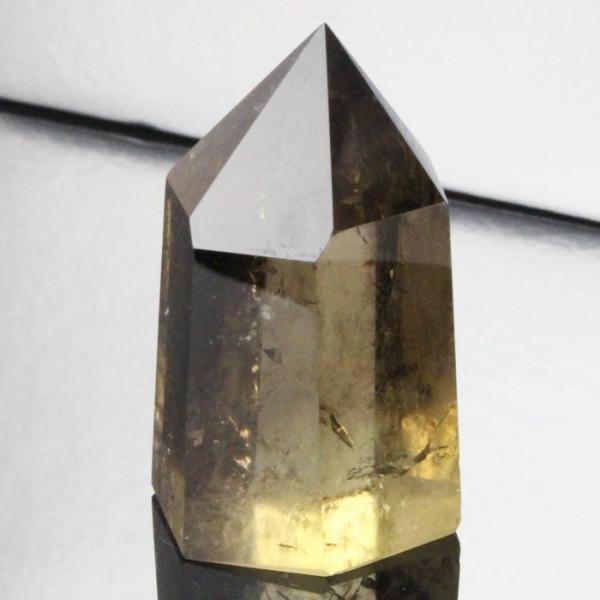 【パワーストーンの意味・言われ】スモーキークォーツ[煙水晶]：理想を現実化する、無気力な自分からの脱却、悪癖の改善。争い事に勝つ。【サイズ】 54mm×33mm×27mm（原石の最長部計測）【重量】 71gブラジル■天然石情報：スモーキーク...