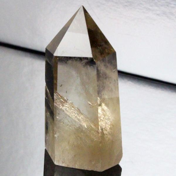 【パワーストーンの意味・言われ】スモーキークォーツ[煙水晶]：理想を現実化する、無気力な自分からの脱却、悪癖の改善。争い事に勝つ。【サイズ】 64mm×33mm×24mm（原石の最長部計測）【重量】 77gブラジル■天然石情報：スモーキーク...