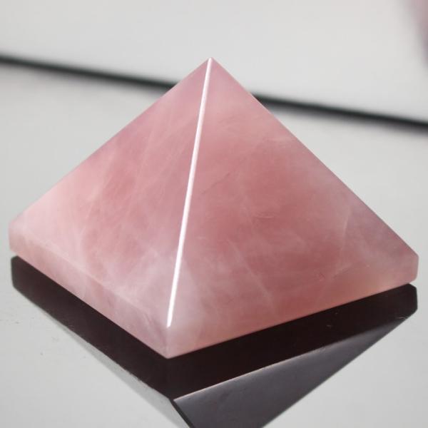 ⭐︎スターローズクォーツのピラミッド形⭐︎No.677 ローズクォーツ ピラミッド 【レア 1点物】 紅水晶 ピンク 原石