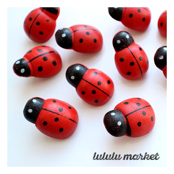 真っ赤なてんとう虫のウッドボタン。バッグや帽子などに、ポイントとして縫い付けても可愛いです。■サイズ：約24mm×17mm×厚み約8mm■内容：6個入り■素材：木■ご注意：サイズの誤差、歪み、小さな欠け、色の濃淡差、プリントずれ、バリ、小キ...