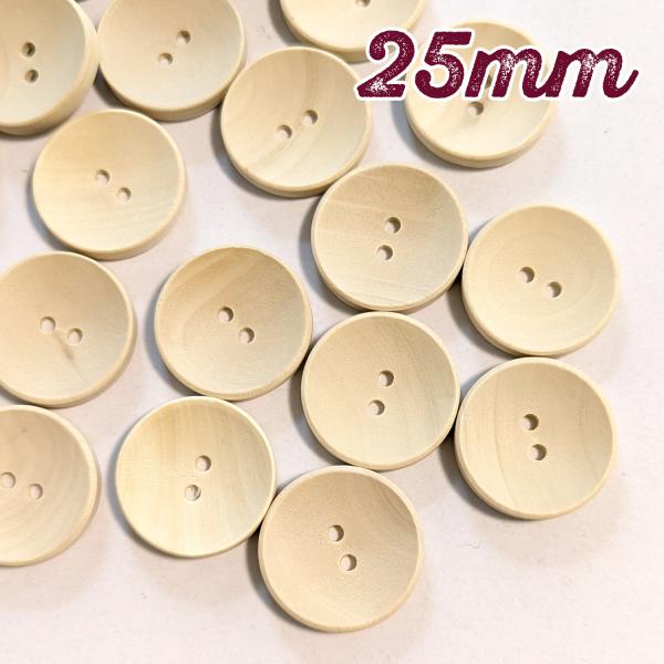 シンプルな白木のウッドボタン18個セット。コーティングされていないのでペイントOKです。縫い付けにも貼り付けにも、色付けしてお子様の工作などにもおすすめです。天然木のため、木の節などが入るものが含まれます。■サイズ：直径＝約25mm■内容：...