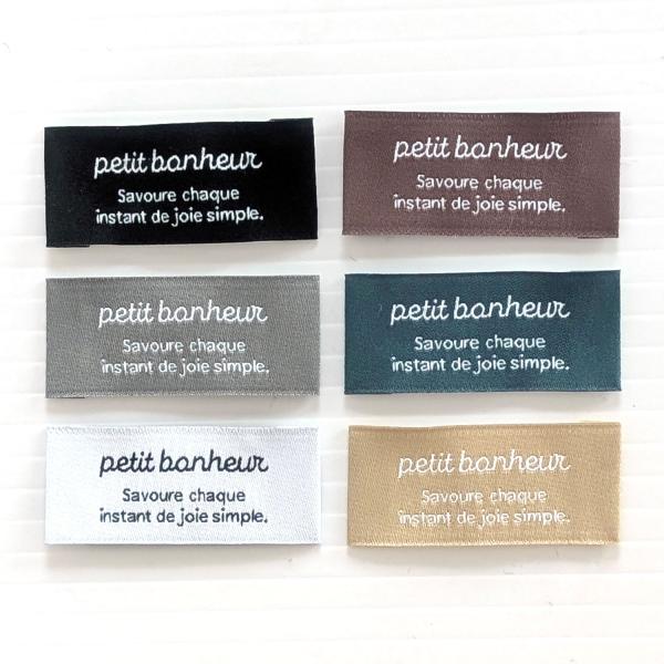 <幅45mmタイプ>刺繍タグ10枚セット。フランス語で刺繍されています。petit bonheur　（小さな幸せ）Savoure chaque instant de joie simple.　（シンプルな喜びの瞬間を味わおう）両...