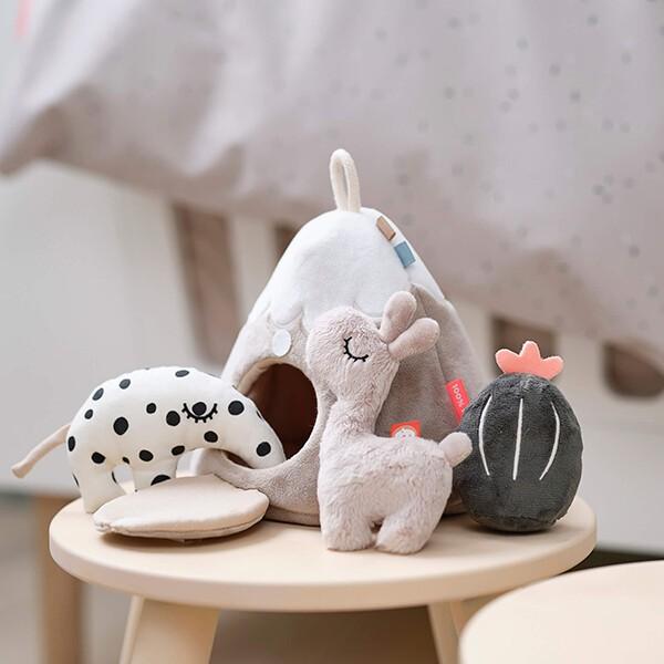 砂漠の山でラクダのラリーたちがかくれんぼ。そんなストーリー性のある遊びが楽しめる布製トイ。色や素材の異なるディテールを見て触って動かしながら創造性や想像力を育める、プレゼントにも人気のアイテムです。＊サイズ：19 x 19 x 22 cm＊...