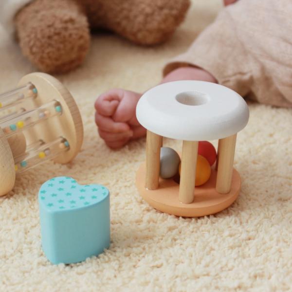 3つのボールで優しい音が鳴るシンプルで色味が素敵！中のボールをとりたくなっちゃう。＊Size： Φ58 x H60mm＊対象：0ヶ月以上＊素材：木＊生産地：中国＊新品アイテムですが検品のために開封する場合がございます。＊モニター環境により色...