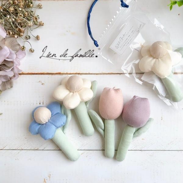 お花型の可愛らしいラトルです。茎部分は、ベビーの握りやすい細長い形で、にぎにぎ がわりにも。お花の中には、振ると優しくりんりんと鳴る鈴入り。きっとベビーの耳にも心地よく響きます。写真映えもバッチリなかわいいデザインでありながら、生地も縫製も...