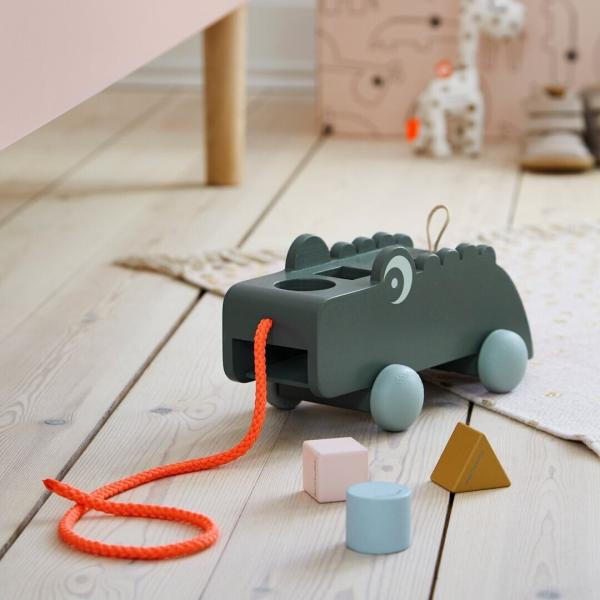 背中のぽこぽこがかわいいワニのCrocoをかたどった形合わせボックスは、形に興味を持ち始めたベビーにおすすめ。Croco胴体の穴と積み木で形合わせを繰り返すことで、図形への認識がより深まります。Crocoの口についたゴムをひっぱると積み木が...