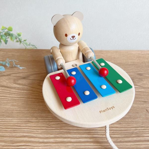 引っ張るとクマさんがシロフォンをたたくプルトイ。ひもを横に引っ張ると別の鍵盤を叩きます。歩きながら音が聞こえる、歩き始めの楽しいお供です。＊サイズ：17.8 x 14.0 x 12.3cm＊素材：木＊対象：12ヶ月以上＊生産地：タイ＊画面上...