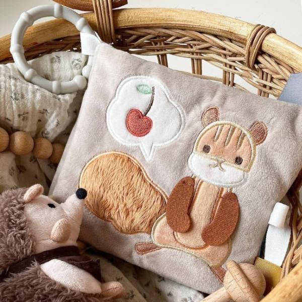 他サイト： 布絵本 ふんわりえほん ボックス入り りすくんのさくらんぼ探し どうぶつさん お出かけ 持ち運び可能 あまのっぽ amanoppoの商品画像