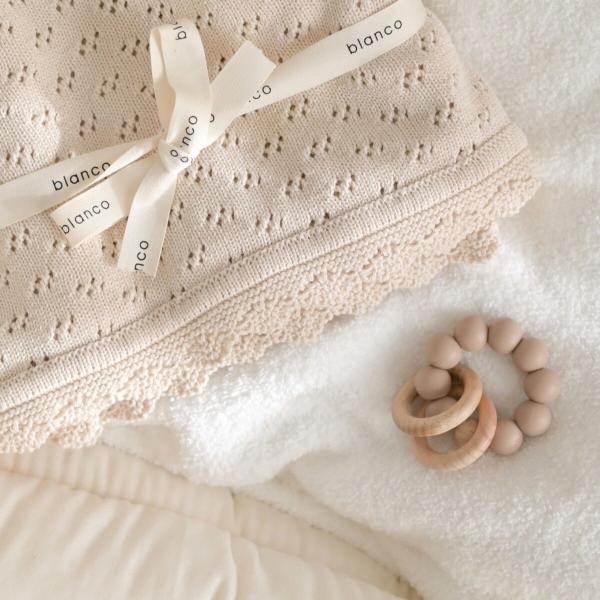 小ぶりの木製の知育玩具。重量が軽いので低月齢の赤ちゃんの初めての”握る”おもちゃとしてご使用いただけます。＊サイズ：約5cm、30g＊素材：FDA認可食品グレードシリコン、天然ブナ材＊生産地：中国＊モニターにより実際のカラーとイメージが違う...