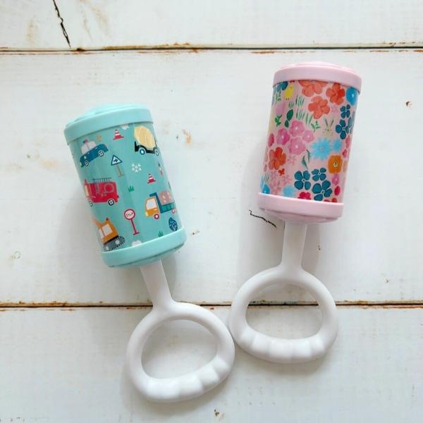 【人気イラストレーター】Rikako Kunoさんデザイン揺らすと、、、カラン、コロンと心地よい優しい音色を奏でるCORON。赤ちゃんの手でも軽くて握りやすいハンドルになっています。かわいいデザインを目で追いかけて、音を聞いて楽しむことが出...