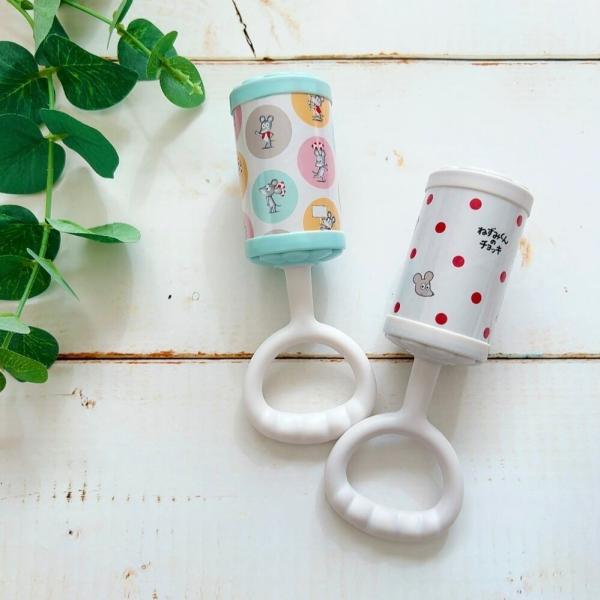 揺らすと、、、カラン、コロンと心地よい優しい音色を奏でるCORON。赤ちゃんの手でも軽くて握りやすいハンドルになっています。かわいいデザインを目で追いかけて、音を聞いて楽しむことが出来る玩具です。＊サイズ：15×6cm＊対象：6ヶ月〜＊素材...