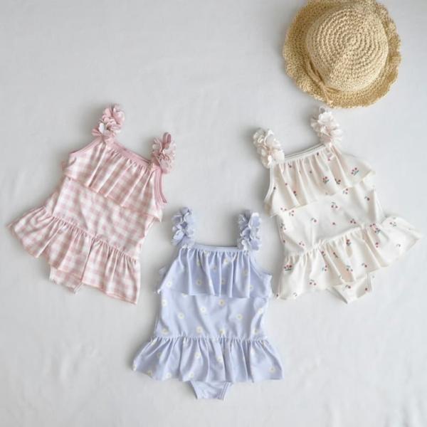 ふりふりデザインが可愛い！ワンピース型になったスイムウェア肩のお花モチーフがポイントになった女の子らしいデザインお腹も隠れる安心した着心地で着替えも簡単なので、園などの水遊びにも着やすい1枚です紫外線を効果的にカットするUVカット仕様＊si...