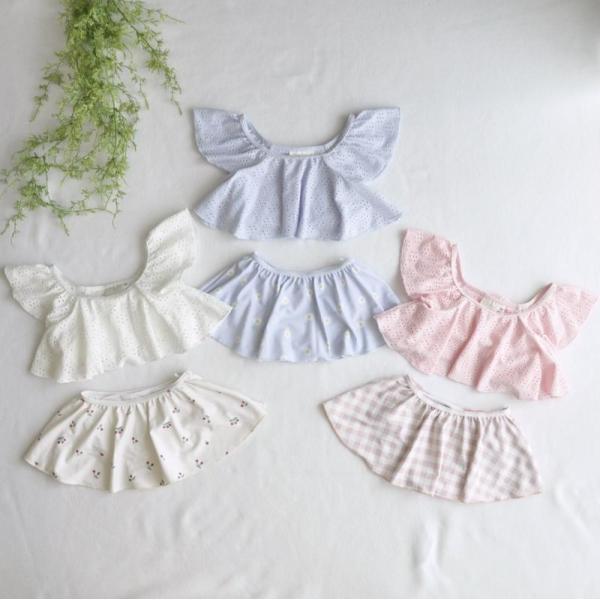 淡い色合いでフェミニンな印象のセパレート型水着。レース風の生地で表情を出したトップに子供らしい柄をプリントした組み合わせです。動くたびにひらひら揺れて着映えするデザインです。紫外線を効果的にカットするUVカット仕様。＊size：80cm(ト...