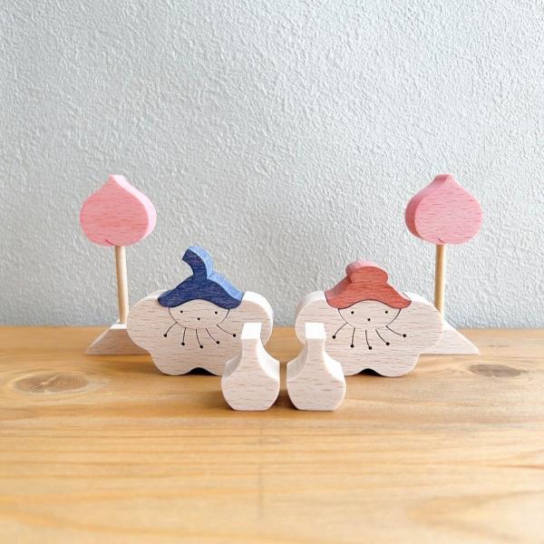 桃の花の形をした内裏さまと、桃の実の形をした一対のぼんぼりで構成されたお雛様です。 逆さまにして眺めると、ぱっと開いた五弁の花の形が表れるでしょう。  無垢の素材と色彩の組み合わせをお楽しみください。＊材料：ブナ18mm＊サイズ：H47mm...