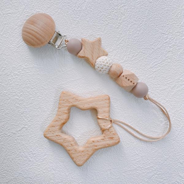 クリップ側をベビーカーや抱っこ紐、赤ちゃんのお洋服につけておもちゃやおしゃぶりをなくしてしまうことを防ぎます。出産直後から使える商品で必需品アイテムになります。＊サイズ：約15cm×8cm＊素材：・ビーズ商品は赤ちゃんが口に入れても安心な素...