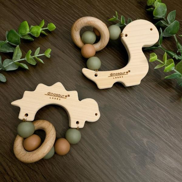 恐竜モチーフの歯固めのおもちゃ。0〜1歳は歯固めとして、2〜3歳は恐竜のおもちゃとして長く使っていただける愛らしいおもちゃです。恐竜の部分には国産ひのきを採用しています。＊size：約6cm×6cm＊material：木、シリコン　ビーズ商...