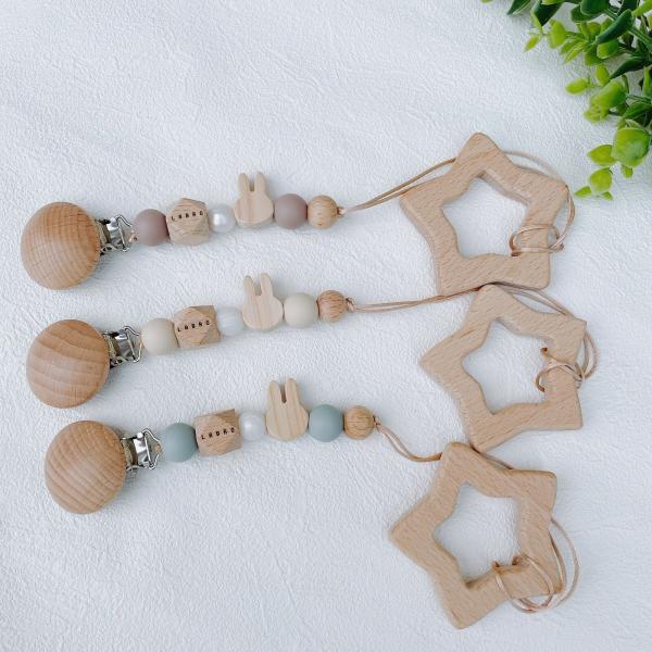 国産天然木・ひのき使用クリップ側をベビーカーや抱っこ紐、赤ちゃんのお洋服につけておもちゃやおしゃぶりをなくしてしまうことを防ぎます。出産直後から使える商品で必需品アイテムになりますよ。ウッドペンダント付きだからそのまま使えます。＊size：...