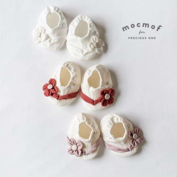 「お花飾りが華やかなブーティ」鼻緒をイメージしたデザインのベビーブーティです。立体的なお花飾りが存在感抜群のデザイン。よく伸びるリブ素材で、あんよにすぽっと被せるだけでかんたんに着用できます。足裏にはすべり止めプリントが付いているので、歩き...