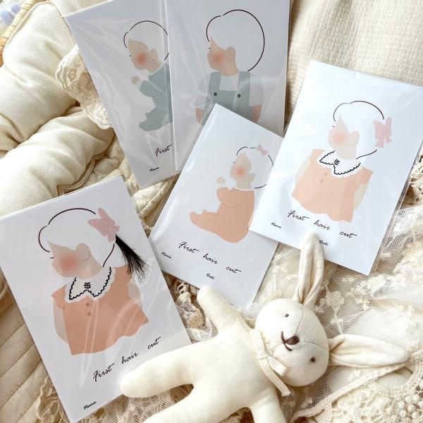 赤ちゃんが初めてヘアカットした髪を、作品にして残す「ファーストカットアート」。ファーストカットアートはインスタ映えも間違いなし!手軽に残せるメモリアルとしておすすめです。女の子　キッズタイプ女の子　ベビータイプ男の子　キッズタイプ男の子　ベ...