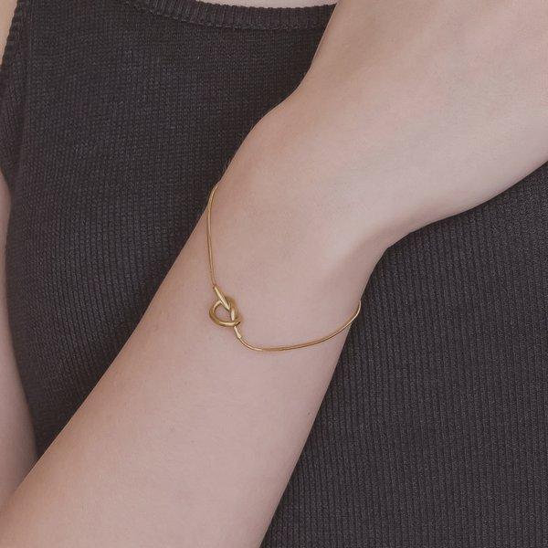 専用様✨スペシャルブレス ルビー 緻密な彫刻が織りなす、美の曲線。 シルバーが放つ奥行きある輝きは