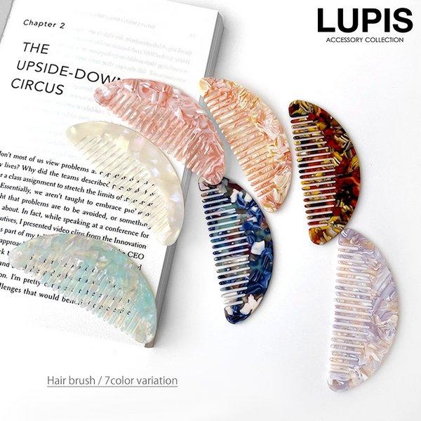 品番 : v2012サイズ : 横幅約9cm × 高さ約3.5cmその他 : モニター・撮影環境により実際の商品と色味が異なる場合があります。商品の説明マーブルデザインの半月型ヘアコーム。薄型なので、バッグやポーチに入れての持ち運びに便利。...