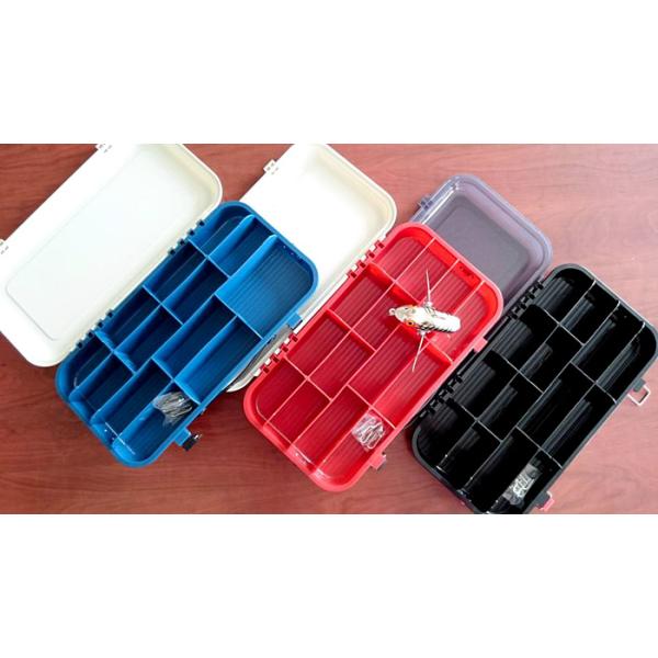 遊びを知り尽くした大人が、必要十分かつ好きなプラグだけを選び、運ぶためのプラグボックス。ジョンボートやフローター、カヤックなどの限られたスペースで使い勝手の良い、片面のみを使うアタッシュケース型。トラブルが多かったロックパーツは丈夫な作りで...