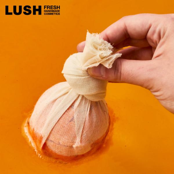 LUSH たき火 ボム バスボム 入浴剤 スパイシー 香り パチパチ 音 ハロウィン 数量限定 ギフト プレゼント お風呂 保湿 リラックス 癒やし ラッシュ 公式