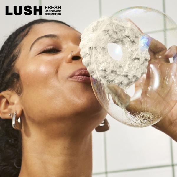 LUSH クリスマスリース バブルバー 泡風呂 入浴剤 クリスマス 数量限定 ギフト プレゼント お風呂 保湿 柑橘 香り 癒やし ラッシュ 公式