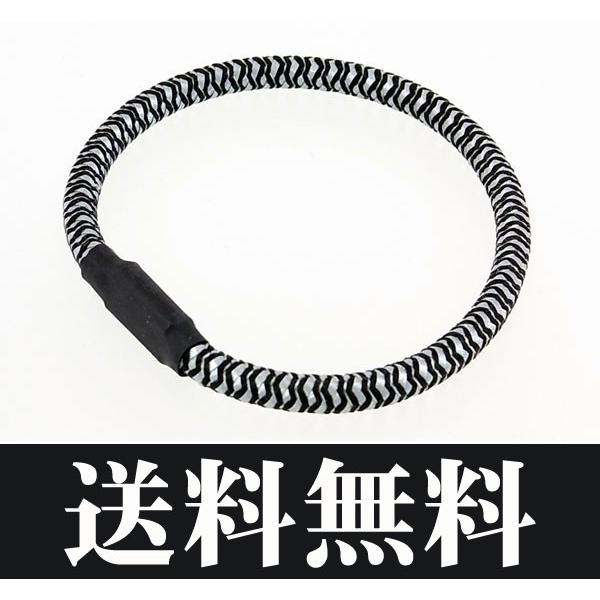 【商品詳細】●状態新品●特徴二つの役割で、安心・安全1.触れて除電【タッチ！】 　本品をドアノブ等の金属部分に接触させると除電(軽減)します。2.光を強力に反射します。　夜間、ヘッドライトに強力に反射して安全に身を守ります。●サイズ長さ：約...