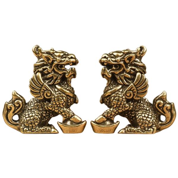 ずっしりとした重みを感じられる、真鍮で作られた麒麟(キリン)です。麒麟(キリン)は、名君の誕生にあわせて現れるといわれる縁起の良い瑞獣です。風水では、平和・安定のシンボルとされ、災厄を未然に防ぎ、トラブルを鎮め、福を招くとされています。家に...