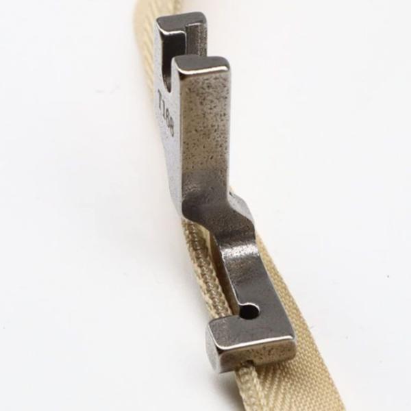 1、 工業用・職業用ミシンで使用できるコンシールファスナー押さえ金です。2、押え金の裏の溝に入れてファスナーのムシを起こしながらムシのきわを綺麗に縫えます。3、 押え金の外装は光沢がありバリがないため、縫製時に生地が傷むことなく、スムーズに...