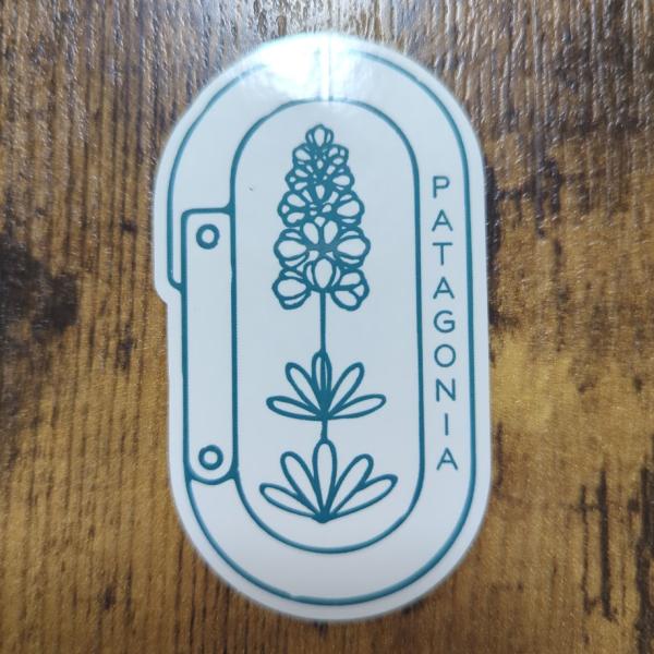 【pa-111】patagonia パタゴニア ステッカー sticker ■カラーホワイト×グリーン■サイズ縦7.4cm×横4.1cm※稀に折れ、印刷ミス、粘着汚れがある場合があります。